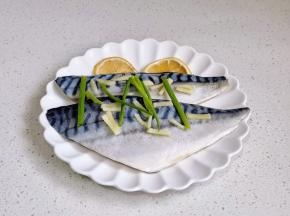 撒上葱段姜丝，柠檬片。