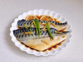 加料酒，生抽，蚝油，盐涂抹均匀腌制45分钟。