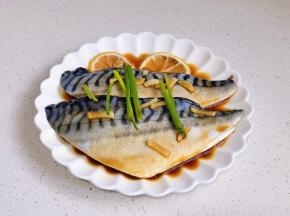 加料酒，生抽，蚝油，盐涂抹均匀腌制45分钟。