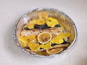 腌制好的青花鱼放入锡纸盘中，放上橘子皮（锡纸盘喷油，我还烤了一片鸡胸肉）