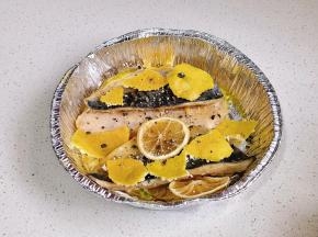 腌制好的青花鱼放入锡纸盘中，放上橘子皮（锡纸盘喷油，我还烤了一片鸡胸肉）