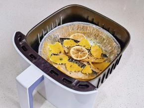 再撒上黑胡椒，空气炸锅180度烤10分钟。