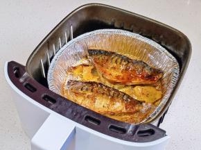 取出夹掉橘子皮，喷油，撒辣椒粉，孜然粉，芝麻再烤3分钟。