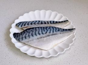 青花鱼洗净擦干水分。