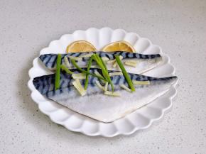 加入柠檬片，葱姜。