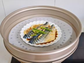 上火蒸5分钟，焖2分钟。