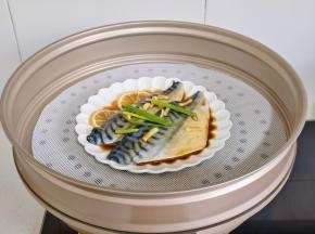 上火蒸5分钟，焖2分钟。