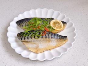 取出倒掉汤汁，放上葱丝辣椒丝，淋上热油，生抽。