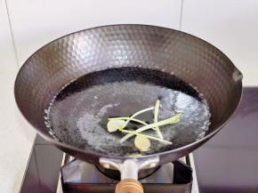 锅中加水，加葱姜，盐。