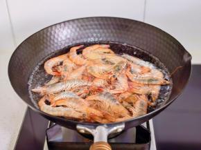 再倒入处理好的基围虾。