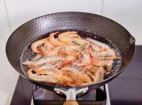 再倒入处理好的基围虾。