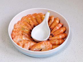 围盘子摆一圈，中间放个吃碟。