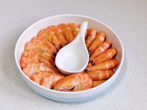 围盘子摆一圈，中间放个吃碟。