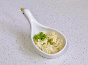 葱花+蒜末+姜末放入吃碟中。