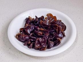 木耳泡发去跟。