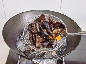 水开后倒入木耳焯水2-6分钟，木耳品质不同时间大家可以自己掌握，胡萝卜烫30秒捞出就可以。