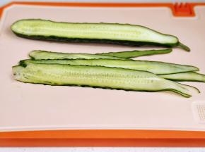 黄瓜剥成片，再切小块。