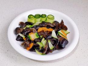 黄瓜我卷了几个卷，食材装盘。