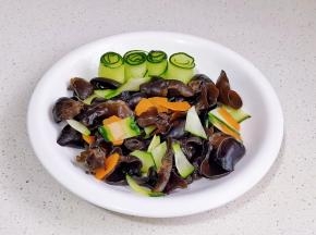 黄瓜我卷了几个卷，食材装盘。