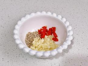 小米辣+蒜末+熟芝麻。