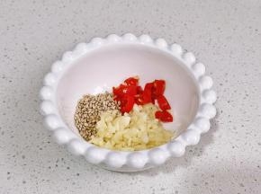 小米辣+蒜末+熟芝麻。