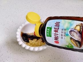 挤入鲍汁蚝油。