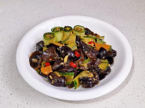 料汁倒入盘中拌匀。