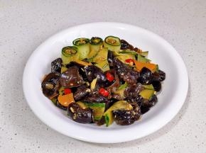 料汁倒入盘中拌匀。