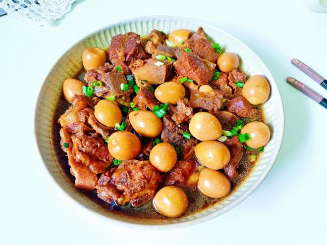 酱焖筒骨鹌鹑蛋