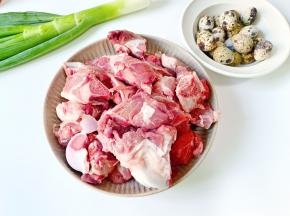 筒骨切好备用，鹌鹑蛋提前煮熟剥壳