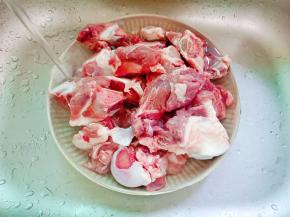 切好的筒骨放在清水中浸泡2小时，期间可以多换几次水