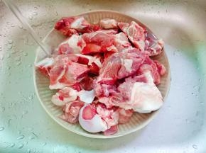 切好的筒骨放在清水中浸泡2小时，期间可以多换几次水