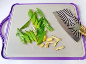 大葱，生姜切片备用