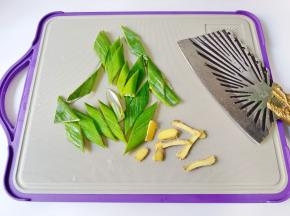 大葱，生姜切片备用
