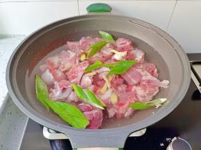 筒骨冷水下锅，加葱叶，生姜片，料酒去腥