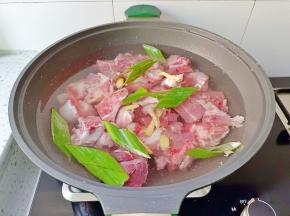筒骨冷水下锅，加葱叶，生姜片，料酒去腥