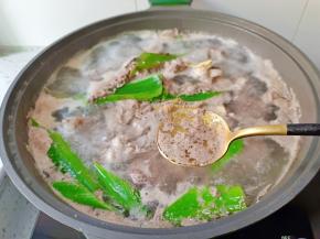 大火煮开，水开后撇去表面的浮沫，焯水两分钟后捞出洗净，控干水分