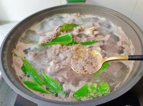 大火煮开，水开后撇去表面的浮沫，焯水两分钟后捞出洗净，控干水分