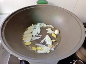 热锅凉油，放入葱白，生姜片炒香