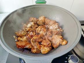 加入老抽，生抽，豆瓣酱炒香