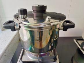 放入高压锅焖10分钟