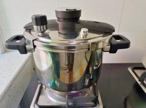 放入高压锅焖10分钟