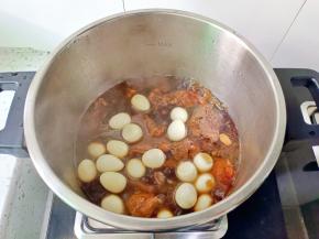 筒骨炖烂后，放入鹌鹑蛋炖