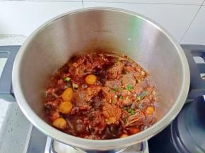 炖到汤汁浓稠，加味精，葱花即可