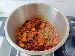 炖到汤汁浓稠，加味精，葱花即可