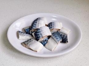 青花鱼冷水冲洗，擦干水分再切小块。