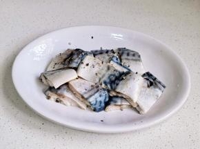 撒上海盐黑胡椒。