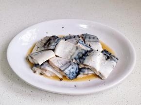 加1勺料酒，抓拌均匀腌制30分钟。