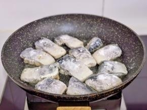 裹上淀粉摆入锅中。