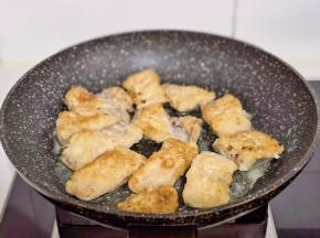 煎至鱼块金黄盛出。